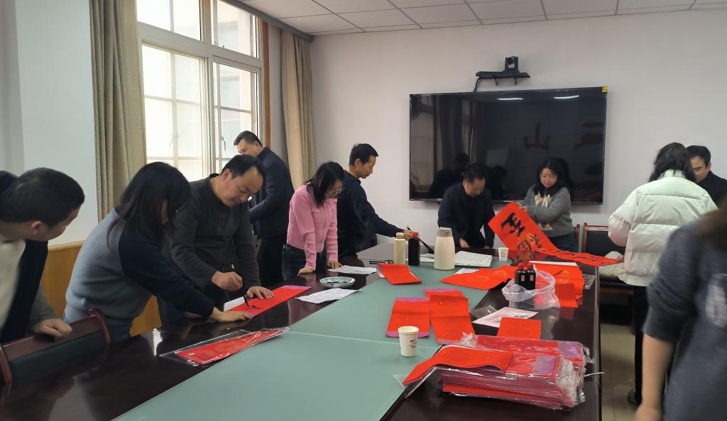 县纪委监委开展春联义写活动