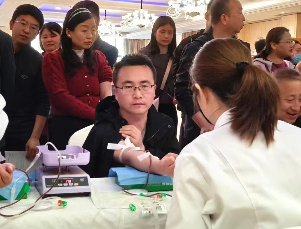县纪委监委组织机关干部参加义务献血活动